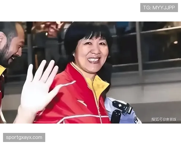 朋友刚传来郎平机场照，赛场铁娘子没变，行李箱里那点奢侈把我打击得不轻