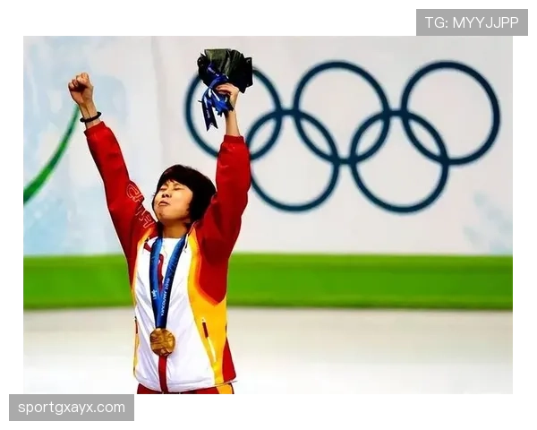 王濛拎菜篮子的瞬间，跟领奖台那张照片放一起我笑出声